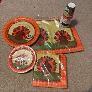 Thanksgiving paper good set for 18 w/ extras: plates, cups, napkins & tablecloth